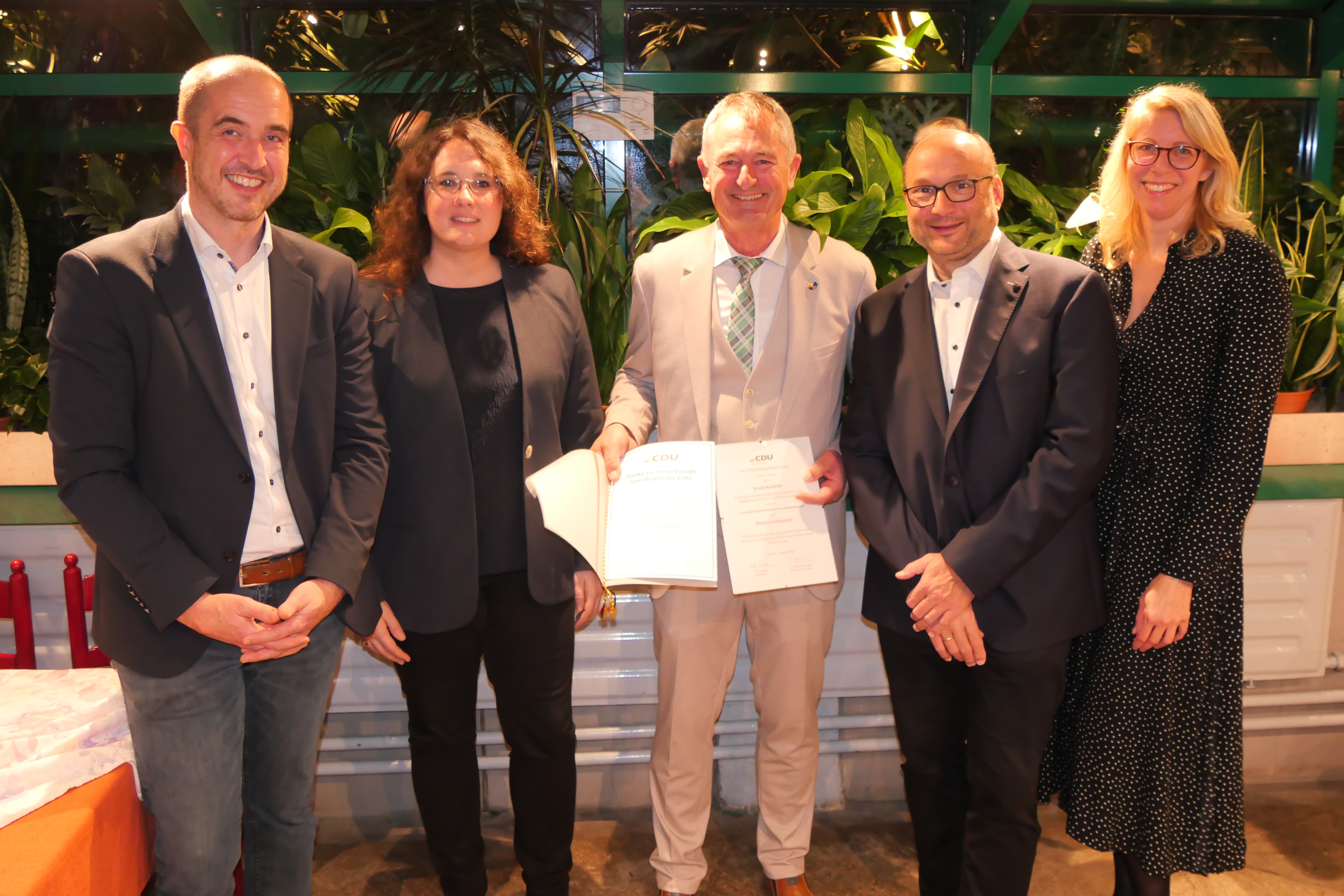 Ehrenvorstand Erich Kn�dler �bergibt den Vorsitz an Ralf Duschek